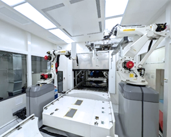 テクニカルセンター座間に設置したドライ加飾装置のトリミング工程の写真