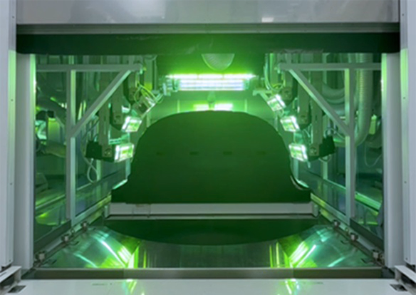 テクニカルセンター座間に設置したドライ加飾装置のUV照射工程の写真