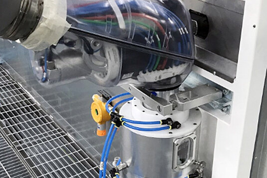 Cleaning devices for the painting machine heads in order to stablize the quality pf the coating film